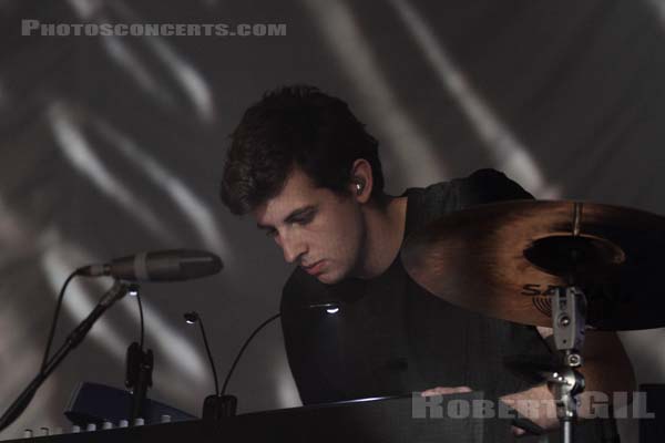 THE XX - 2012-12-18 - PARIS - CentQuatre - Nef Curial - James Thomas Smith